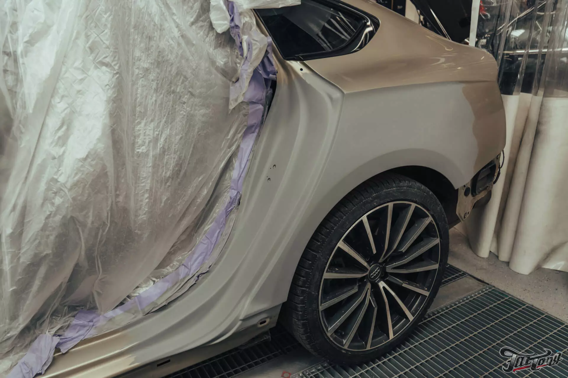 Audi A5. Кузовной ремонт, полная расклейка винила